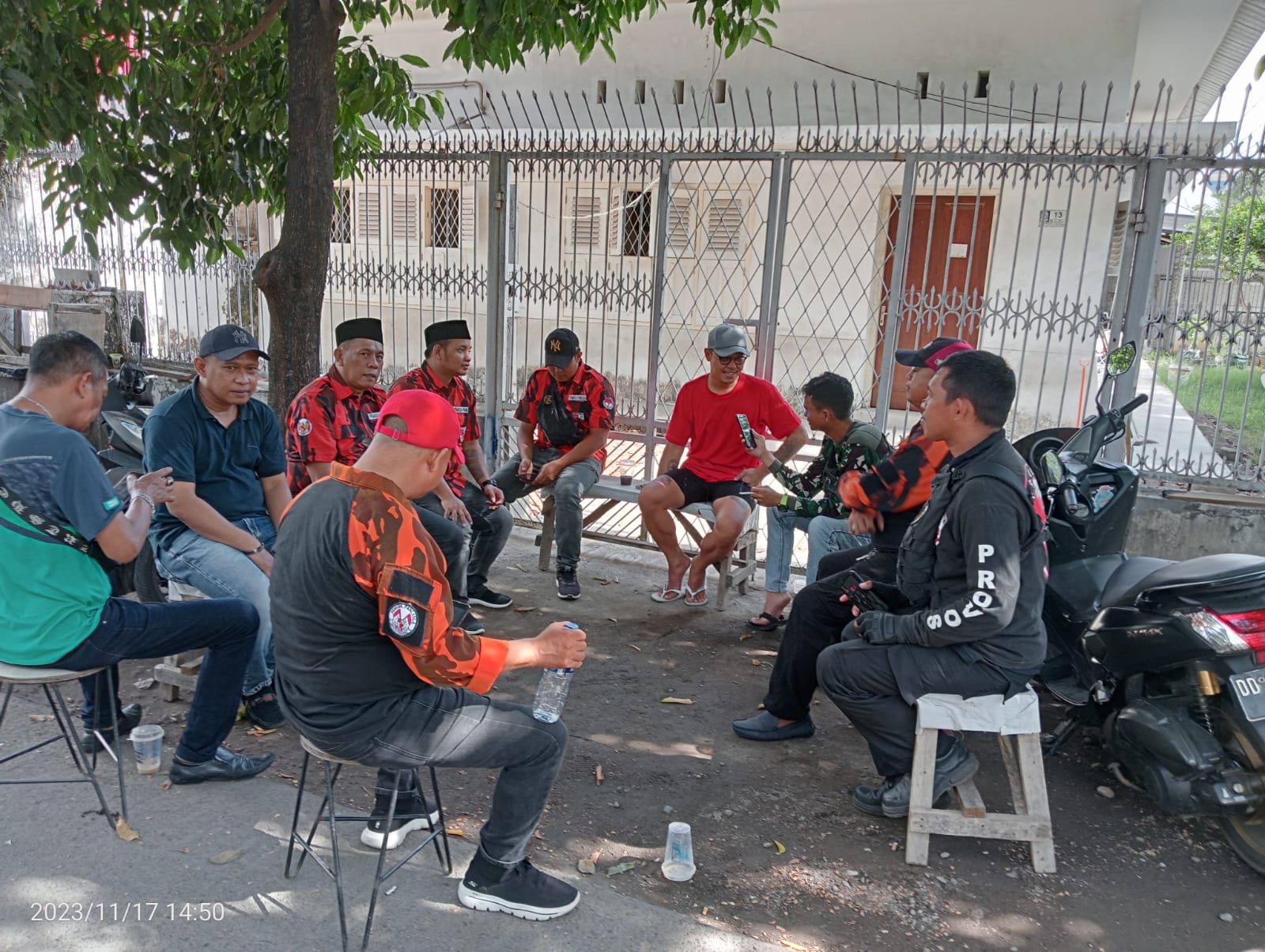 Menebar Kebaikan di Jum'at Berkah, Pemuda Pancasila PAC Ujung Pandang Bagikan Nasi Dos