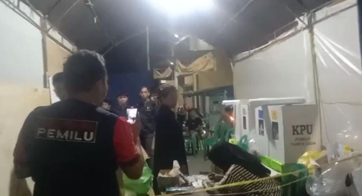 IMG-20240215-WA0018 Penghitungan Suara Bermasalah di Makassar, KPU Diduga Korbankan Masyarakat