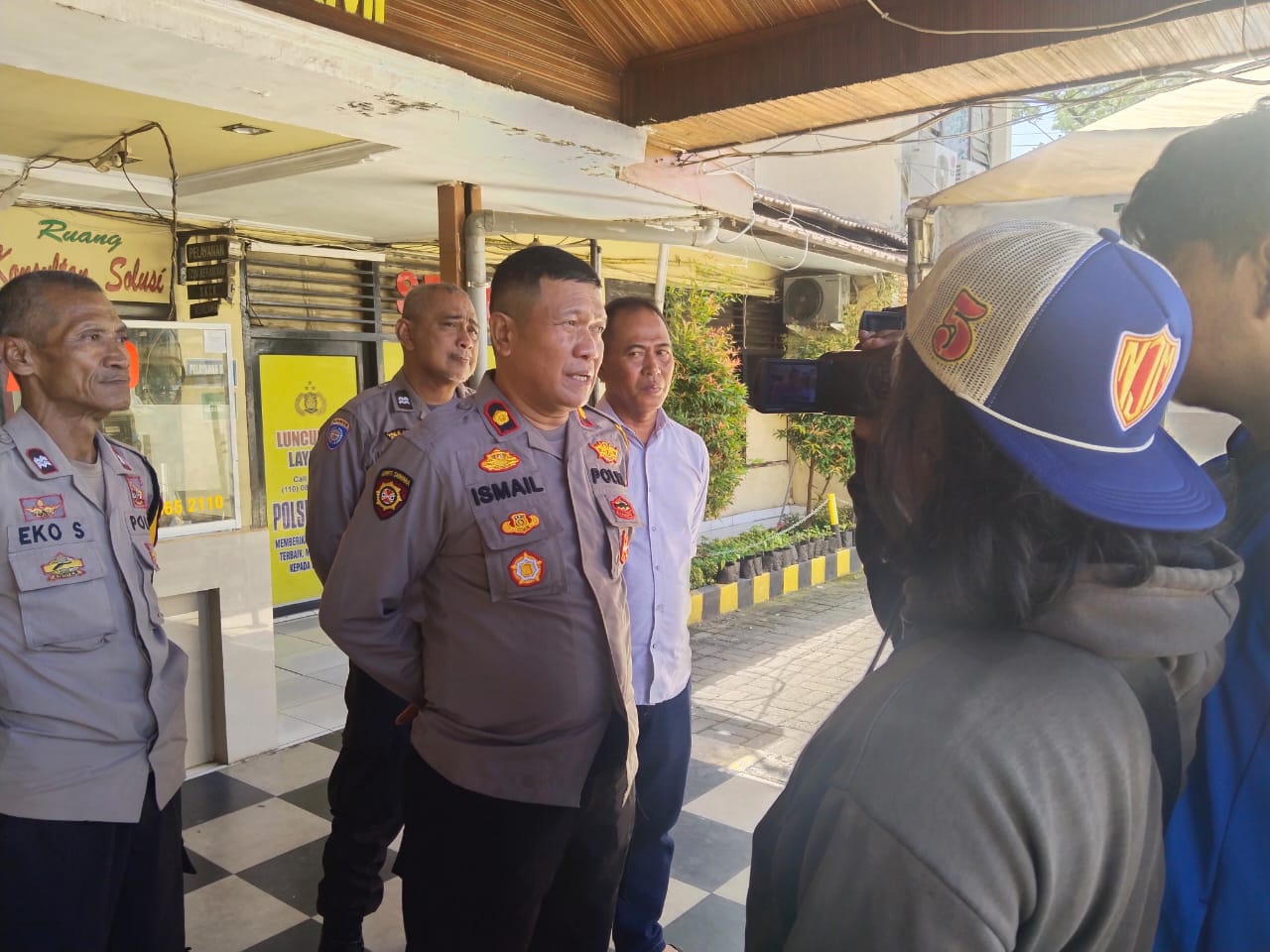 Terbakar Api Cemburu, Mantan Suami Nekat Menyiram Air Keras Ke Mantan istrinyaSeorang pria inisial SKL (35) tega menyiram air keras ke seorang wanita inisial RA (24) yang berprofesi sebagai ojek online, pada hari Senin 19 Februari 2024 di Jalan Sinassara, Kelurahan Kaluku Bodoa, Kecamatan Tallo, Kota Makassar, Sulawesi Selatan (Sulsel)Peristiwa tersebut dijelaskan oleh Kapolsek Tallo AKP Ismail melalui Kanit Reskrim Polsek Tallo Iptu Saipul Basir bahwa pelaku yang diamankan adalah mantan suami dari korban“Dari keterangan hasil introgasi anggota setelah diamankan, SKL mengaku telah melakukan penganiayaan dengan cara menyirami mantan istrinya dengan air keras setelah ditolak untuk rujuk kembali” ujarnya melalui via pesan singkat whatsaap, Rabu (21/02/2024)Mantan Kanitres Makassar itu juga menjelaskan bahwa korban RA disiram air keras setelah kembali mencari nafkah“Korban ini bekerja sebagai ojek online, pada saat itu korban dari mencari penumpang, setibanya didepan rumah, pelaku secara langsung menyirami korban dengan air keras” ungkap Iptu SaipulSetelah melancarkan aksinya, pelaku berusaha kabur meninggalkan lokasi namun di halau oleh beberapa warga yang pada saat itu berada di lokasih"Setelah menyiram air keras ke wajah dan tubuh korban, pelaku berusaha kabur namun diamankan oleh warga sekitar, Akibat perbuatan tersebut korban mengalami luka pada wajah tubuh, sehingga korban merasa keberatan dan melaporkan kejadian tersebut ke kantor polsek Tallo” ujar Kanitres Polsek TalloPelaku diamankan dari informasi korban bahwa SKL tidak jauh dari tempat kejadian perkara (TKP)"Pelaku diamankan tidak jauh dari tempat kejadian perkara (TK), tidak lama mendengar laporan korban petugas turut langsung mengamankan beberapa barang bukti (BB)," Ungkap Iptu SaipulAdapun barang bukti yang diamankan oleh anggota Polsek Tallo, Botol bekas yang masih berisi air keras, Baju, Celana dan Tas ransel, yang digunakan pelaku untuk menyimpan botol yang berisi Air kerasWaktu dan tempat kejadian pada hari senin, Tanggal 19 Februari 2024 wita pukul 18.50 Wita, di Jalan Sinassara lorong 01, Kelurahan Kaluku Bodoa Kecamatan Tallo kota Makassar