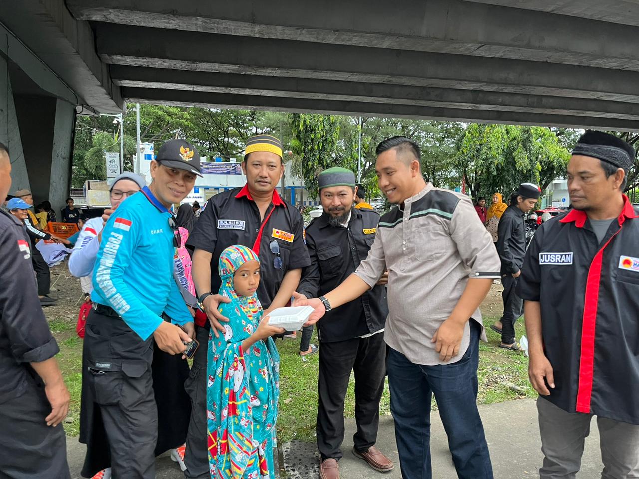 Ketum Beserta Jajaran Pengurus Forum Makassar Info Berbagi Takjil Dijalan Raya