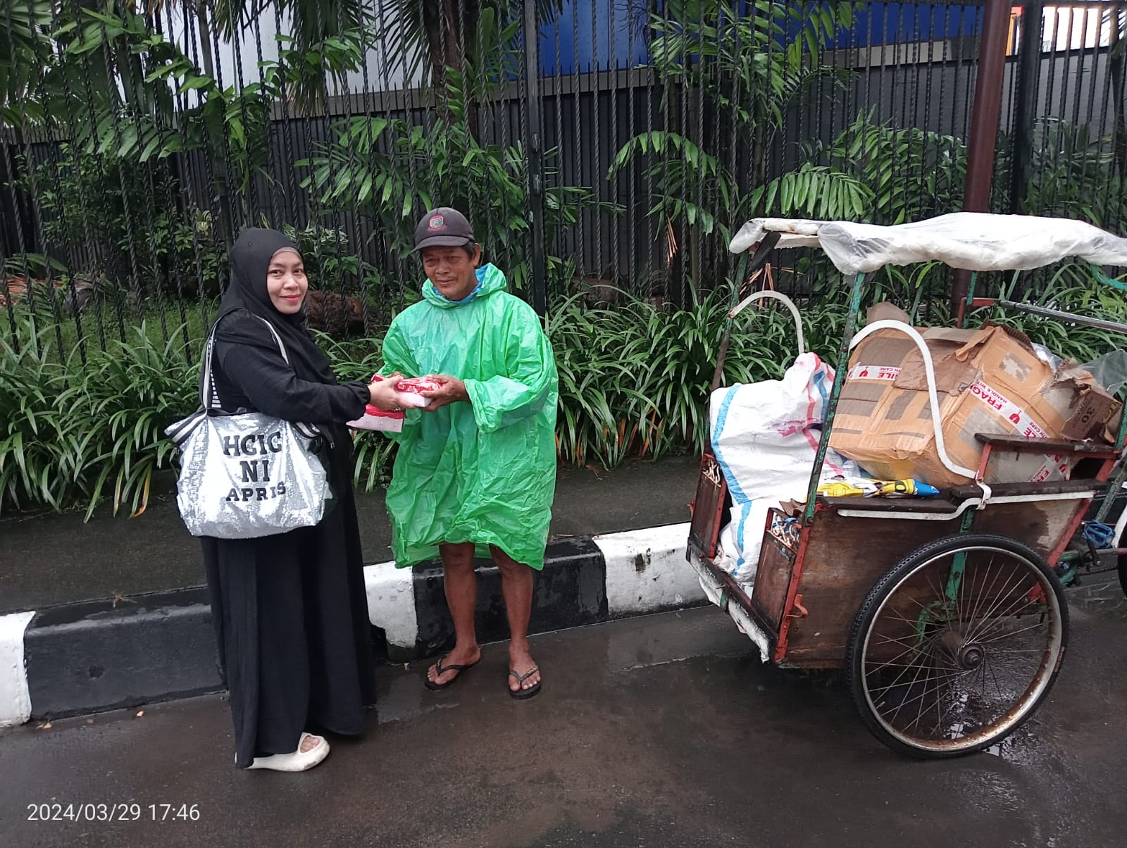 Ormas Tombak Utara Sulsel Bagikan 500 Takjil Bagi Penguna Jalan Yang Melaksanakan Puasa