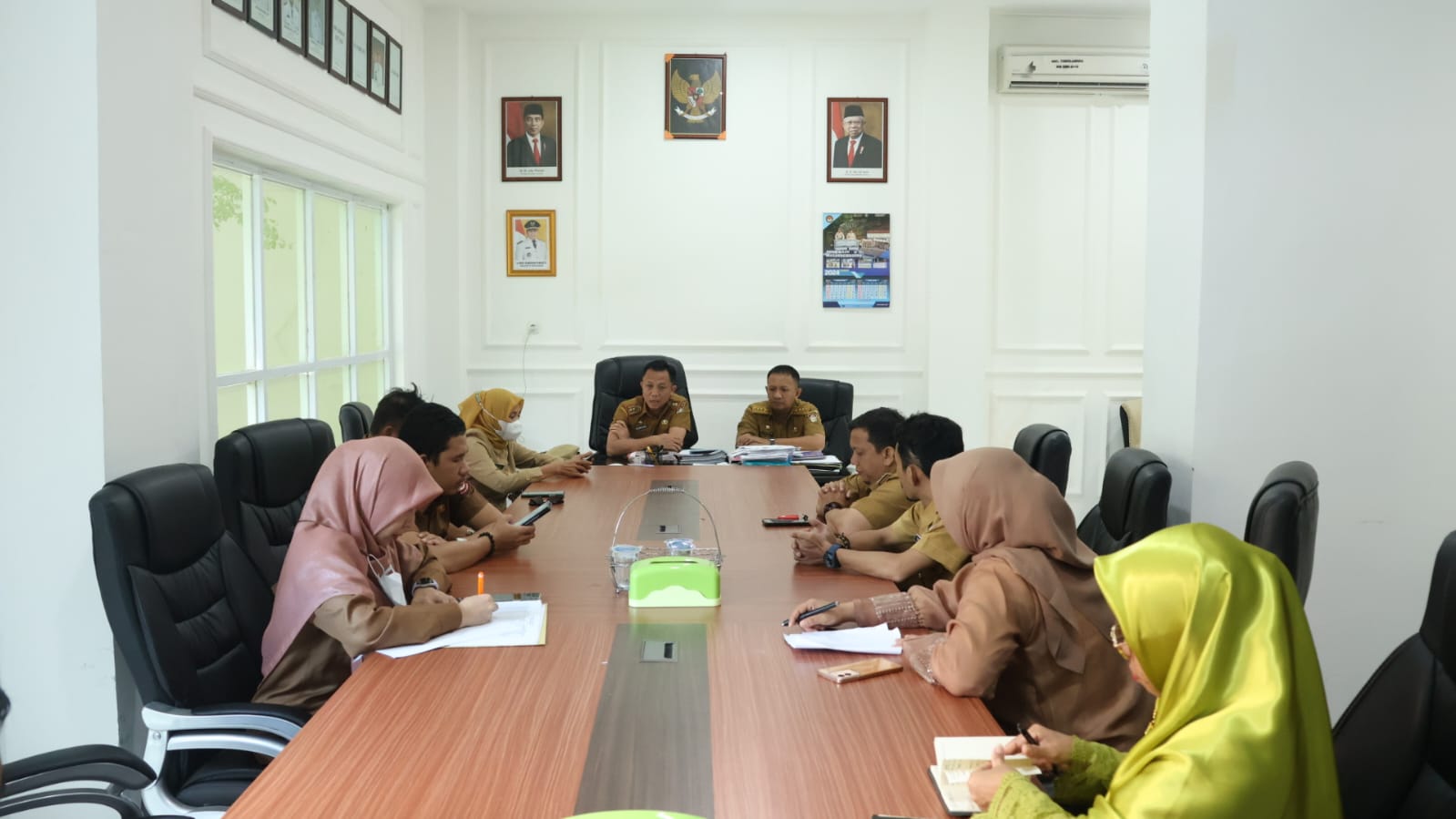 PLT Kepala Dinas Ketahanan Pangan Kota Makassar Mendistribusikan Benih Cabai di Tiga Kecamatan
