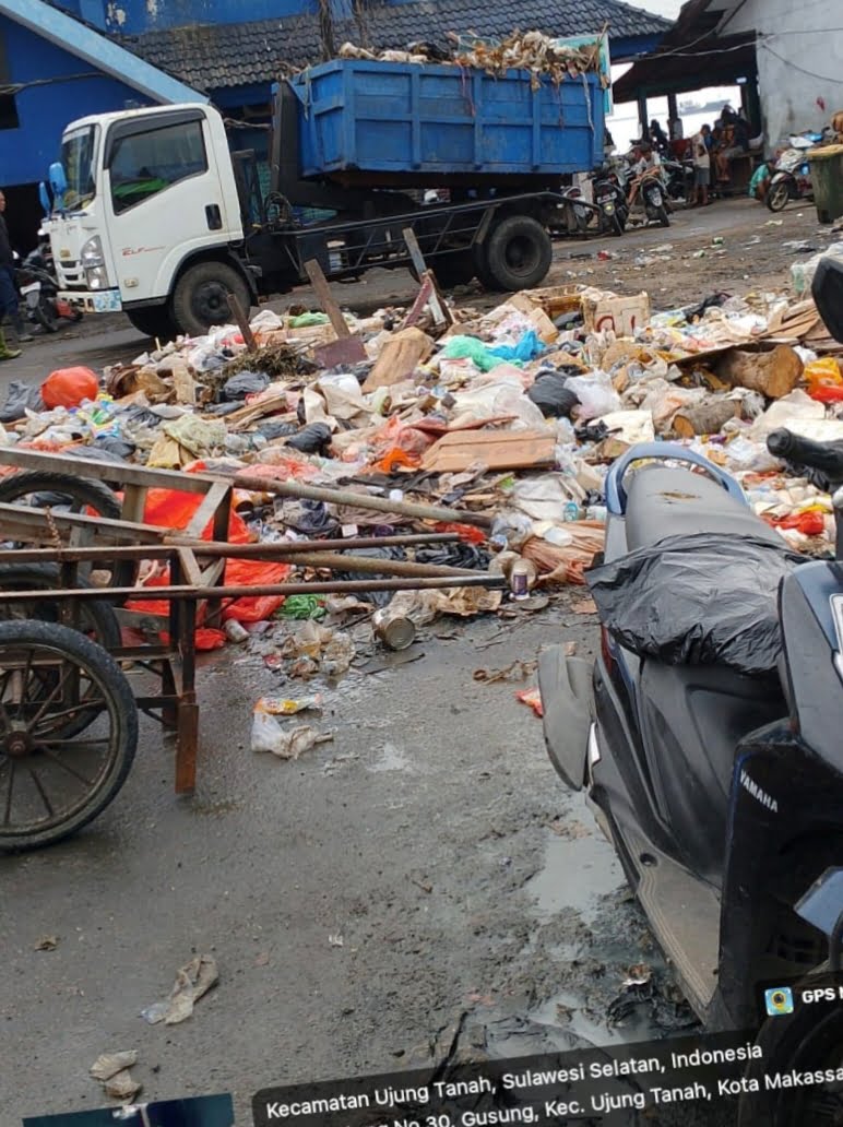 KOORDINATOR PAKANDATTO KOTA MAKASSAR TURUN LANGSUNG MENINJAU SAMPAH BERTUMPUK DI PELATARAN TPI PAOTERE