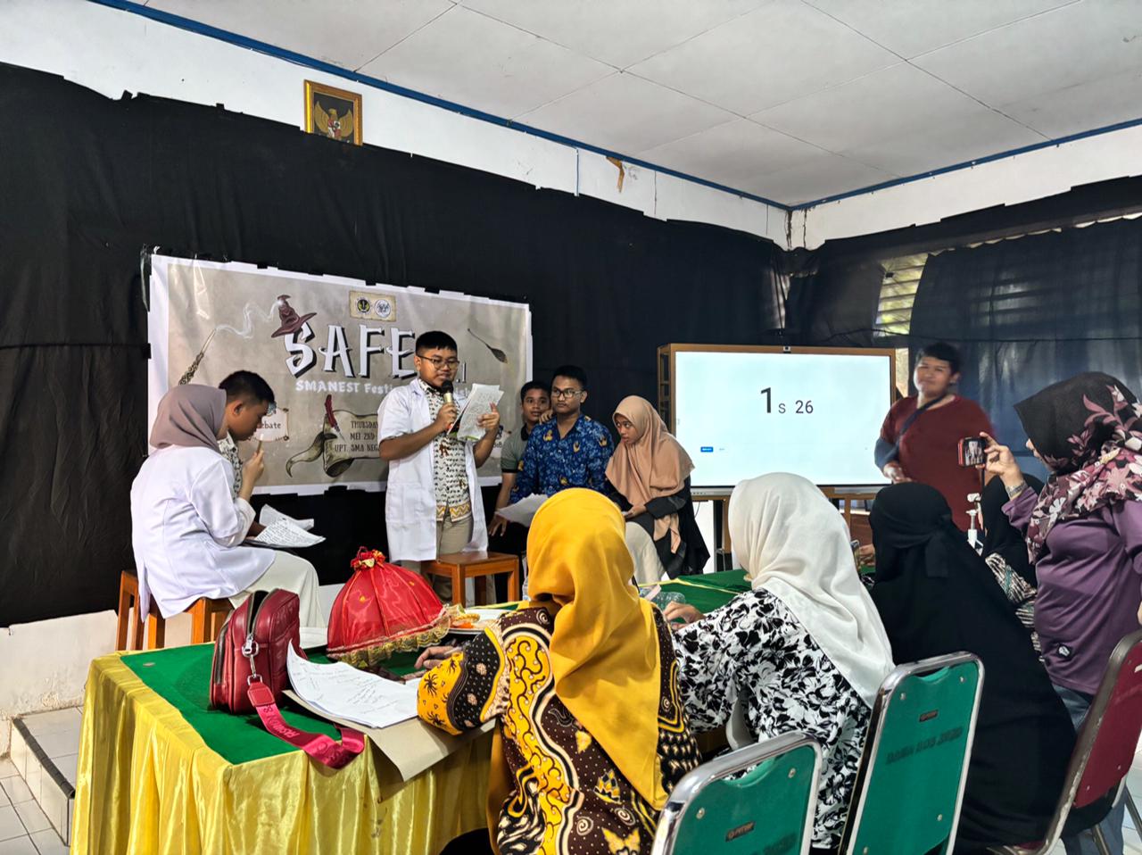 Peringatan Hardiknas SMA Negeri 1 Takalar Upacara Bendera dan mengadakan lomba siswa