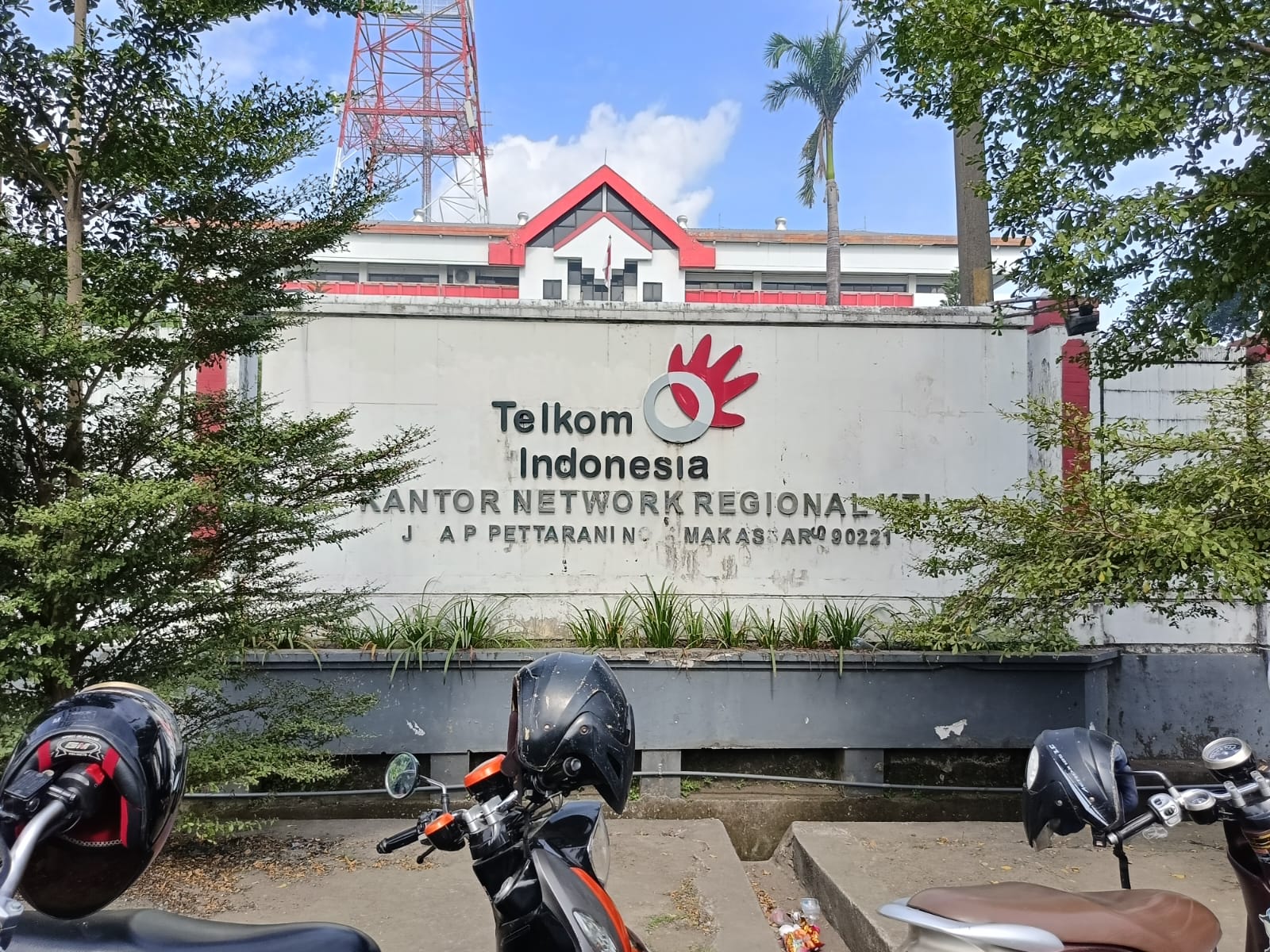 Ahli Waris Geruduk PT Telkom Indonesia Regional 7 Makassar Ganti Untung Tanah Milik Pakki Hadji