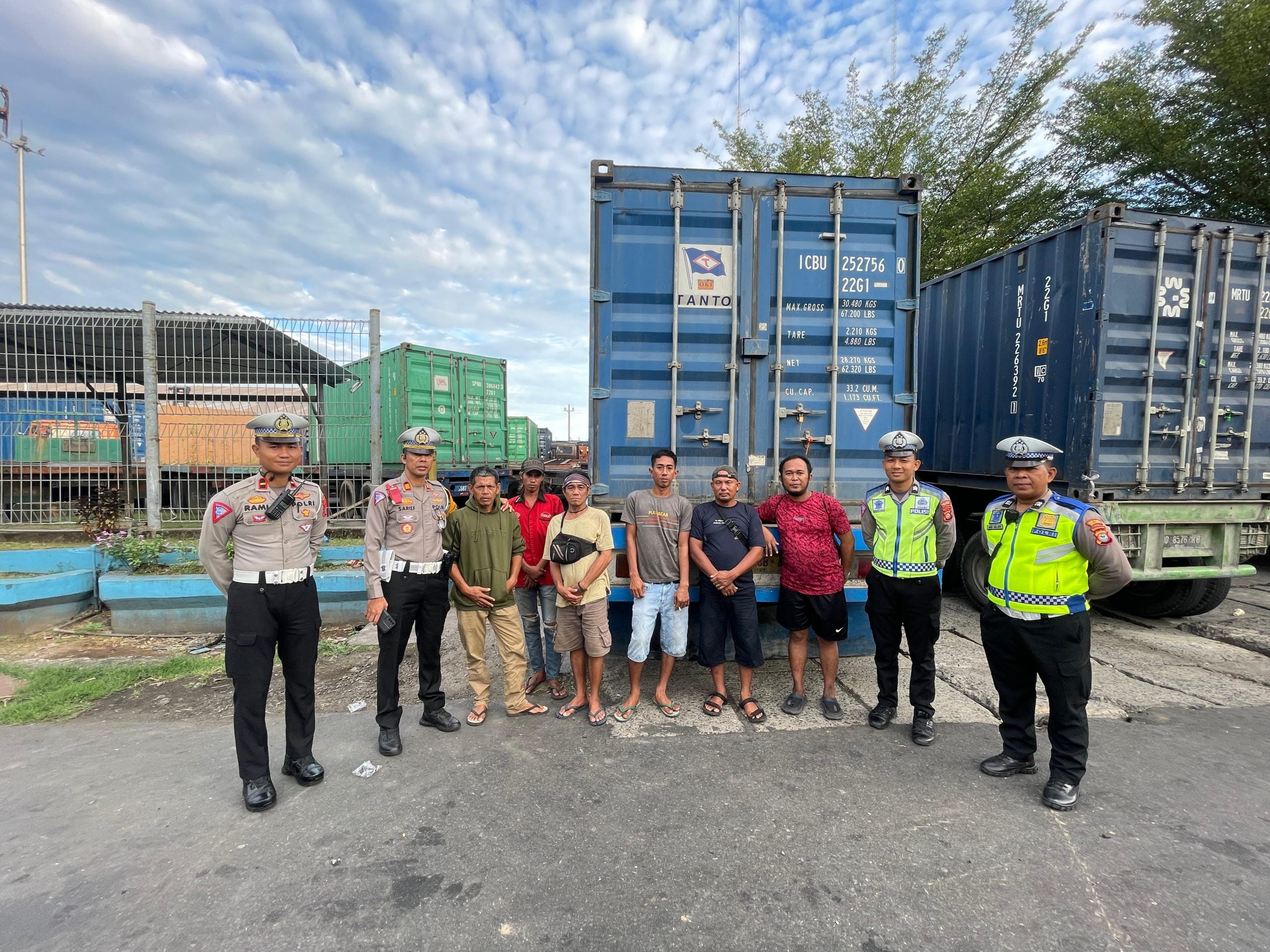 Kasat Lantas Polres Pelabuhan Makassar Bersama Personel, Patut Di Acungi Jempol Atas Kinerjanya