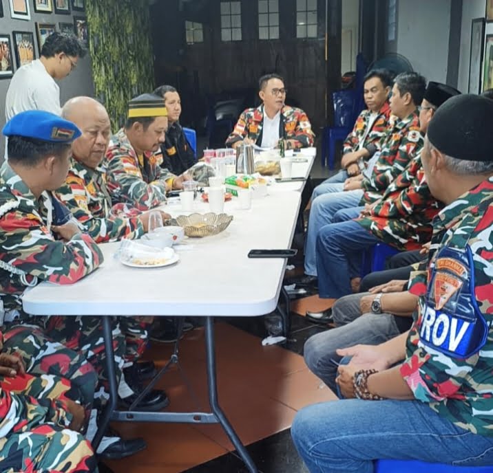 Irwan Adnan Menyerahkan SK Kepada DR H. Sultani Msi Sebagai Ketua Macab Laskar merah Putih Kabupaten Pinrang