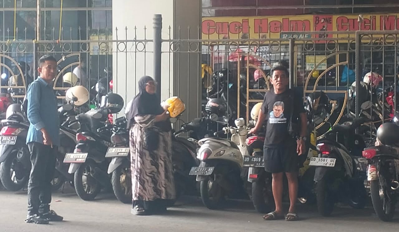 Satlantas Diduga Melarang Parkir Ditrowongan Mall Panakkukang, Nuraeni Kami Dilarang Kenapa Yang Lain Tidak