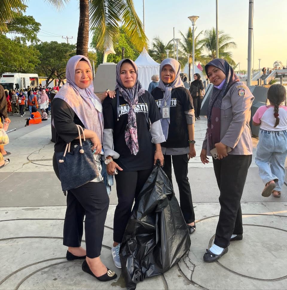 Anggota Pakandatto Menjadi Garda Terdepan Sebagai Petugas Kebersihan Di Acara F8