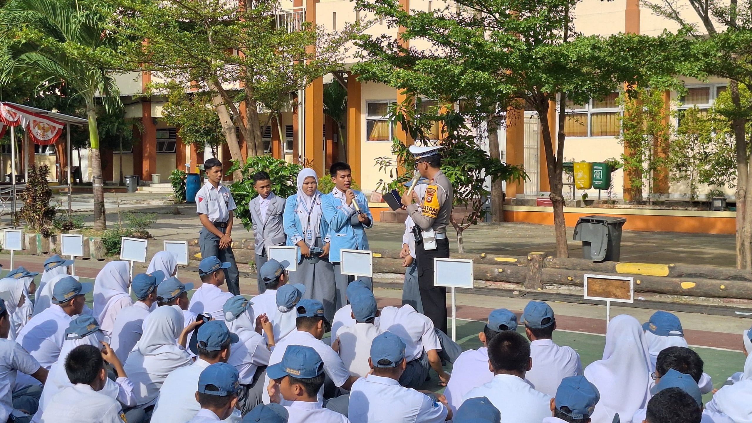 Kasat Lantas Polres Pelabuhan, Memberikan Edukasi Ke Siswa-Siswi SMA Negeri 4 Makassar