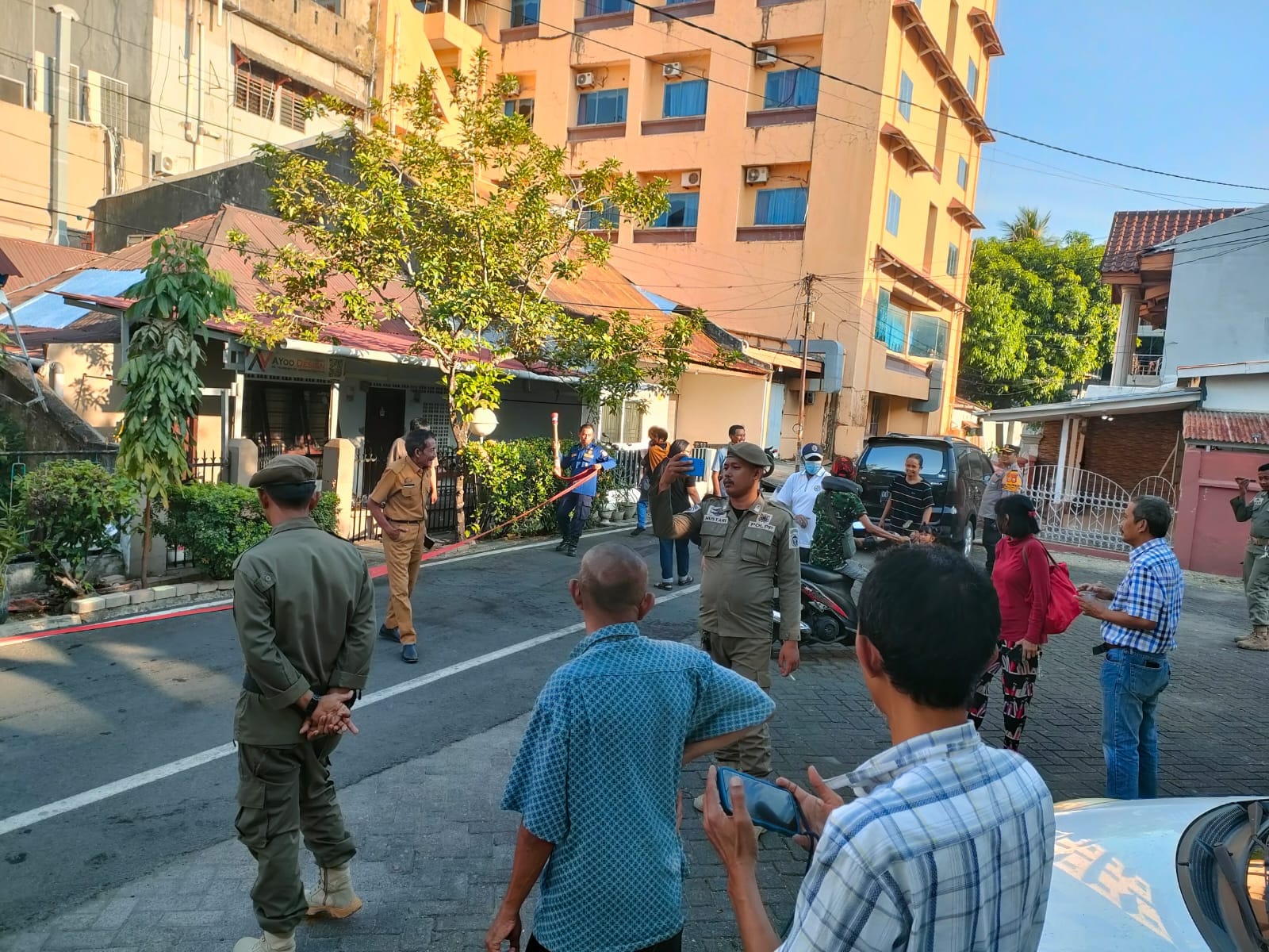 Keresahan Soal Bau Tak Sedap, Warga Pisang Selatan Saksikan Damkar Menyemprot Air ke Got