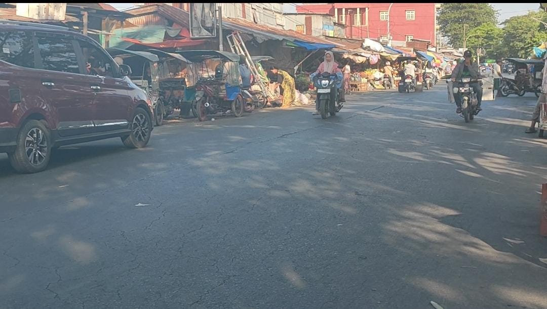 Diduga Tidak Tegas, Gunakan Bahu Jalan di Pasar Pannampu Bahayakan Pengguna Jalan