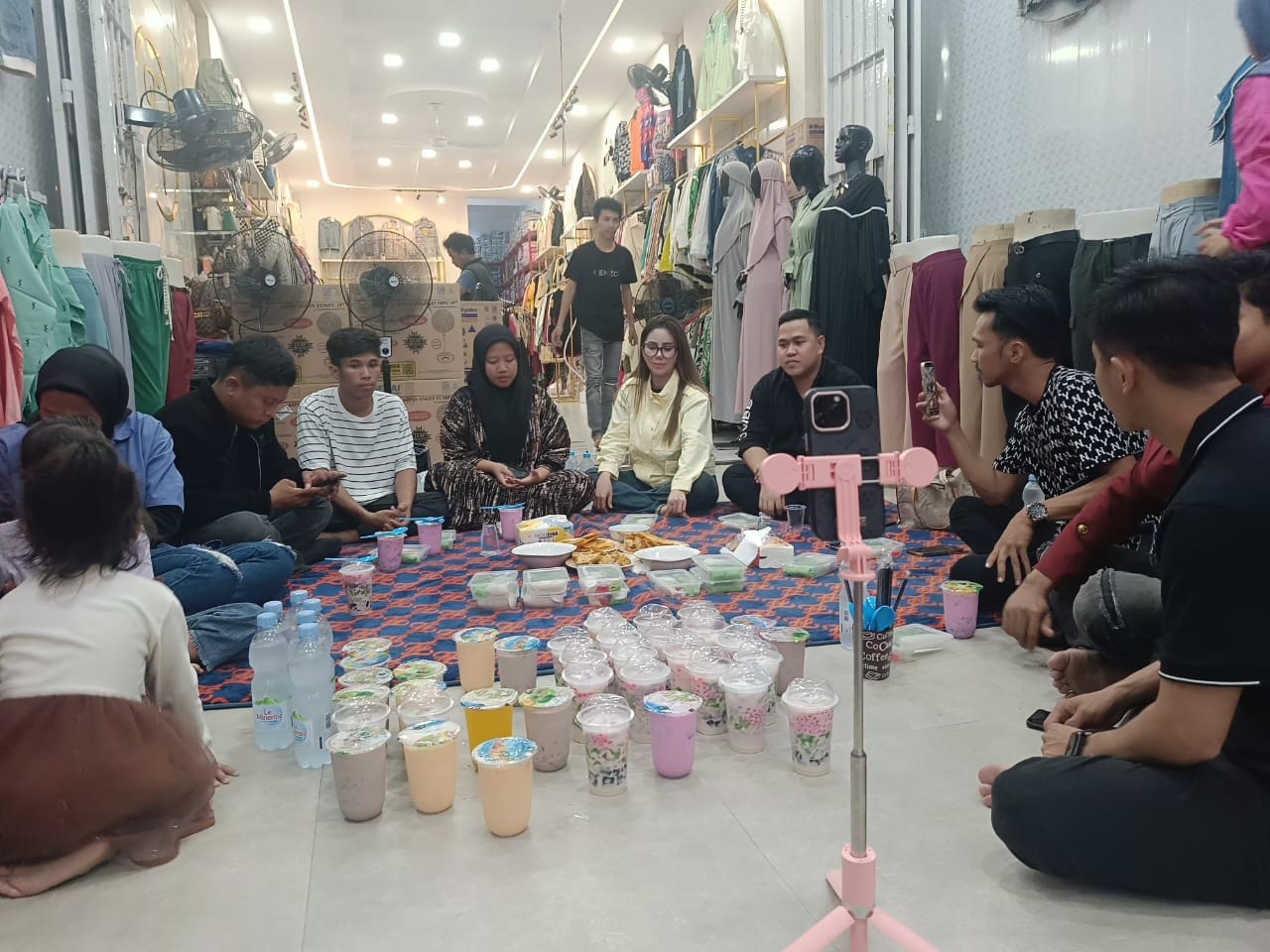 Pasangan Yang Sempat Viral di Pelabuhan Majene, Bojes dan Lia Berkunjung ke Butik Owner Fenny Frans