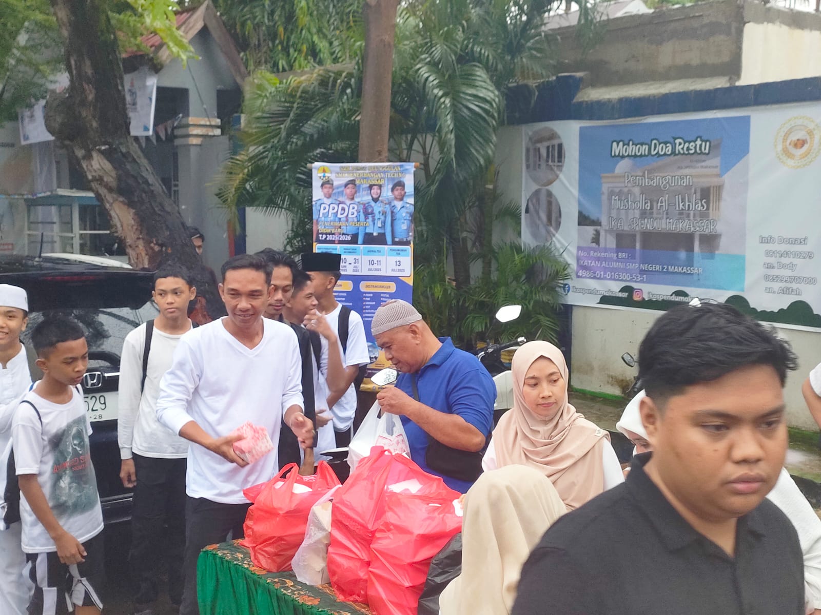 Berkah Ramadhan, Guru dan Murid SMPN 2 Makassar Turun Bagi-Baji Takjil