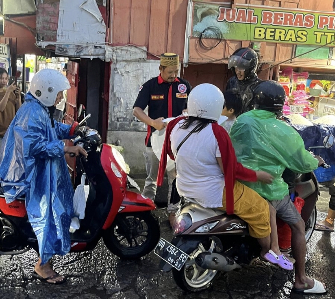 Jadikan Ramadhan Lebih Bermakna Media Online, Forum Makassar Info Berbagi Takjil 300 Doss