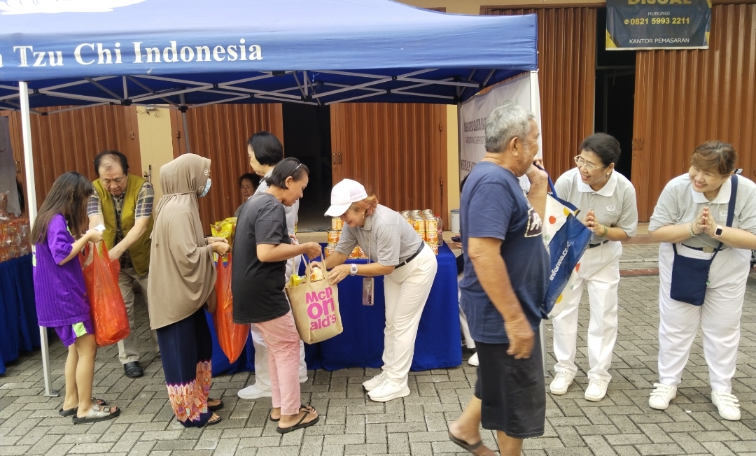 Ribuan Paket Sembako dari Tzu Chi Sambut Idul Fitri Warga Makassar, Apresiasi Lurah dan Penerima Manfaat Mengalir