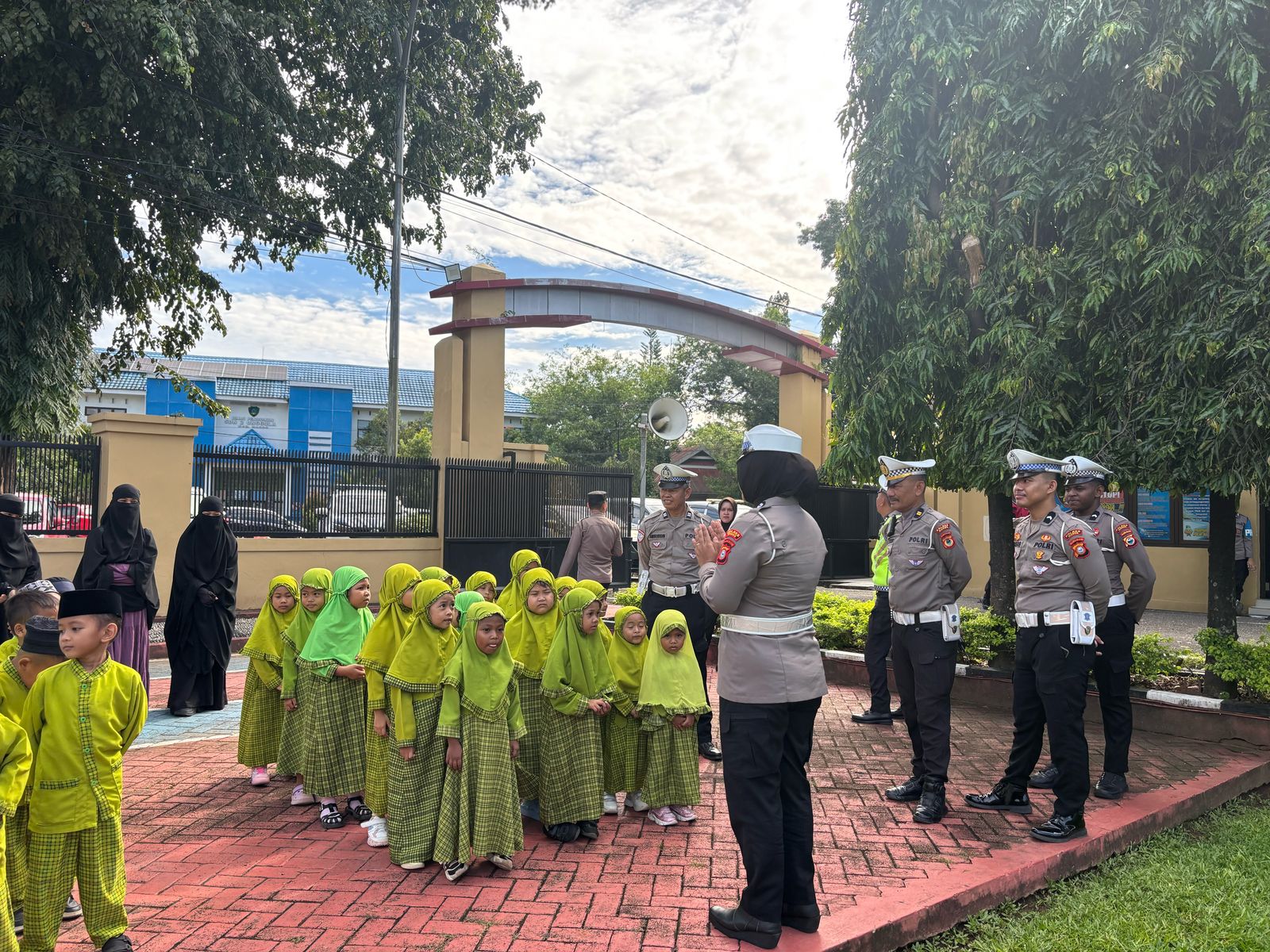 Polres Maros Sahabat Anak: Ceria Bersama Polisi, Puluhan Anak TK Kunjungi Markas Polres Maros