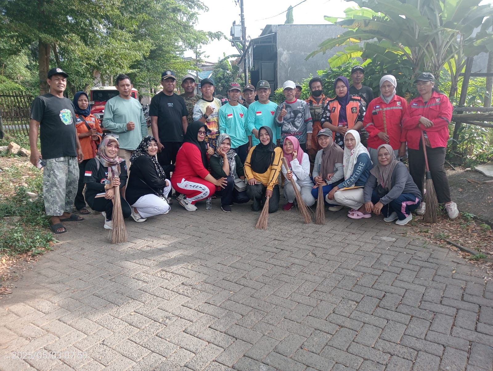 Kerja Bakti Bersih Lingkungan Kompleks Buka Mata PJS RW 04 kelurahan Paccerakan Kec. Biring Kanayya