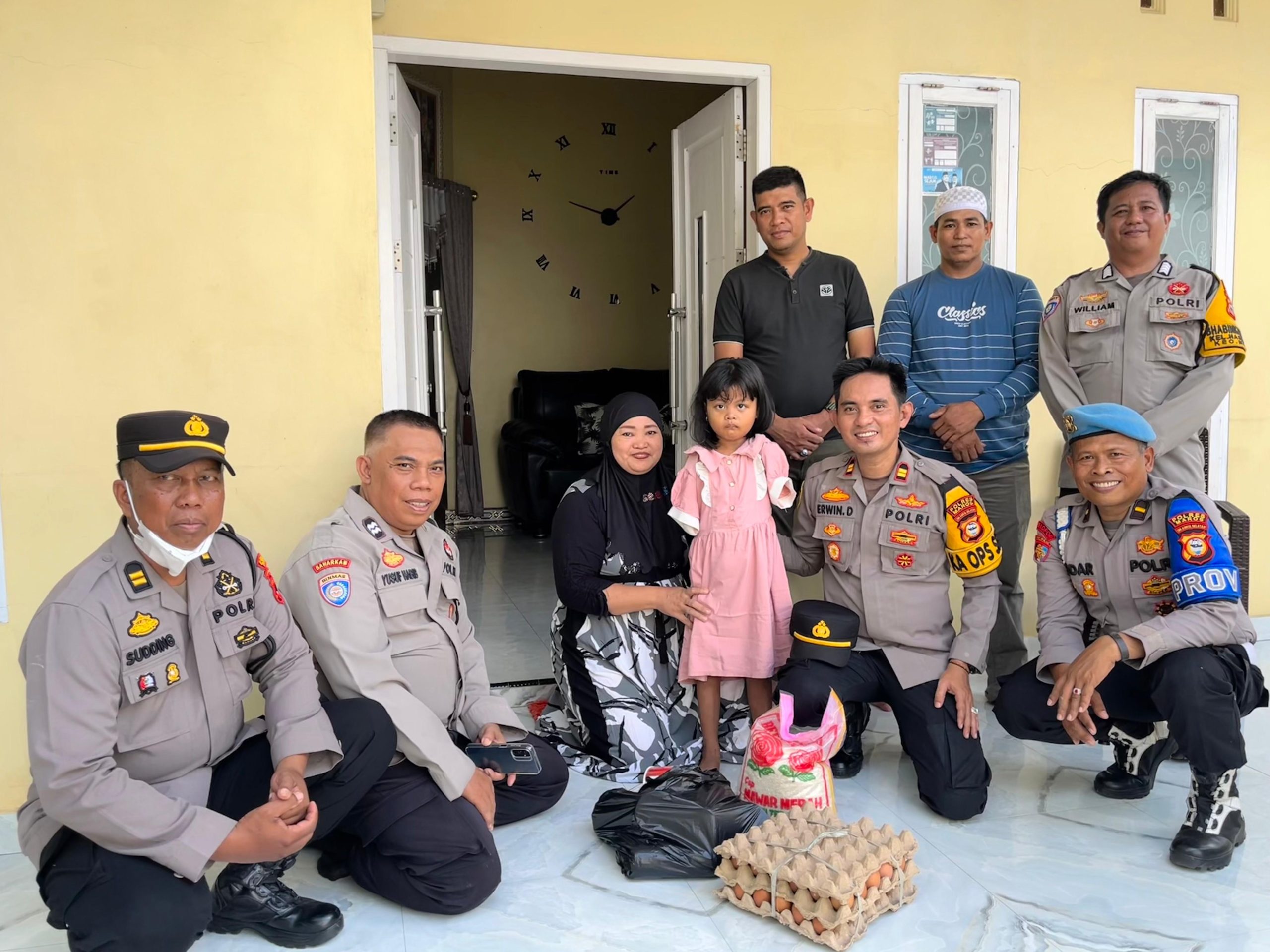 Kapolsek Mandai Polres Maros Kunjungi Rumah Salwa Penyandang Disabilitas