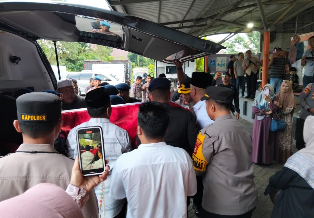 Kapolres Maros Turut Melepas Jenazah Mantan Wakapolri Komjen (Purn) Jusuf Manggabarani