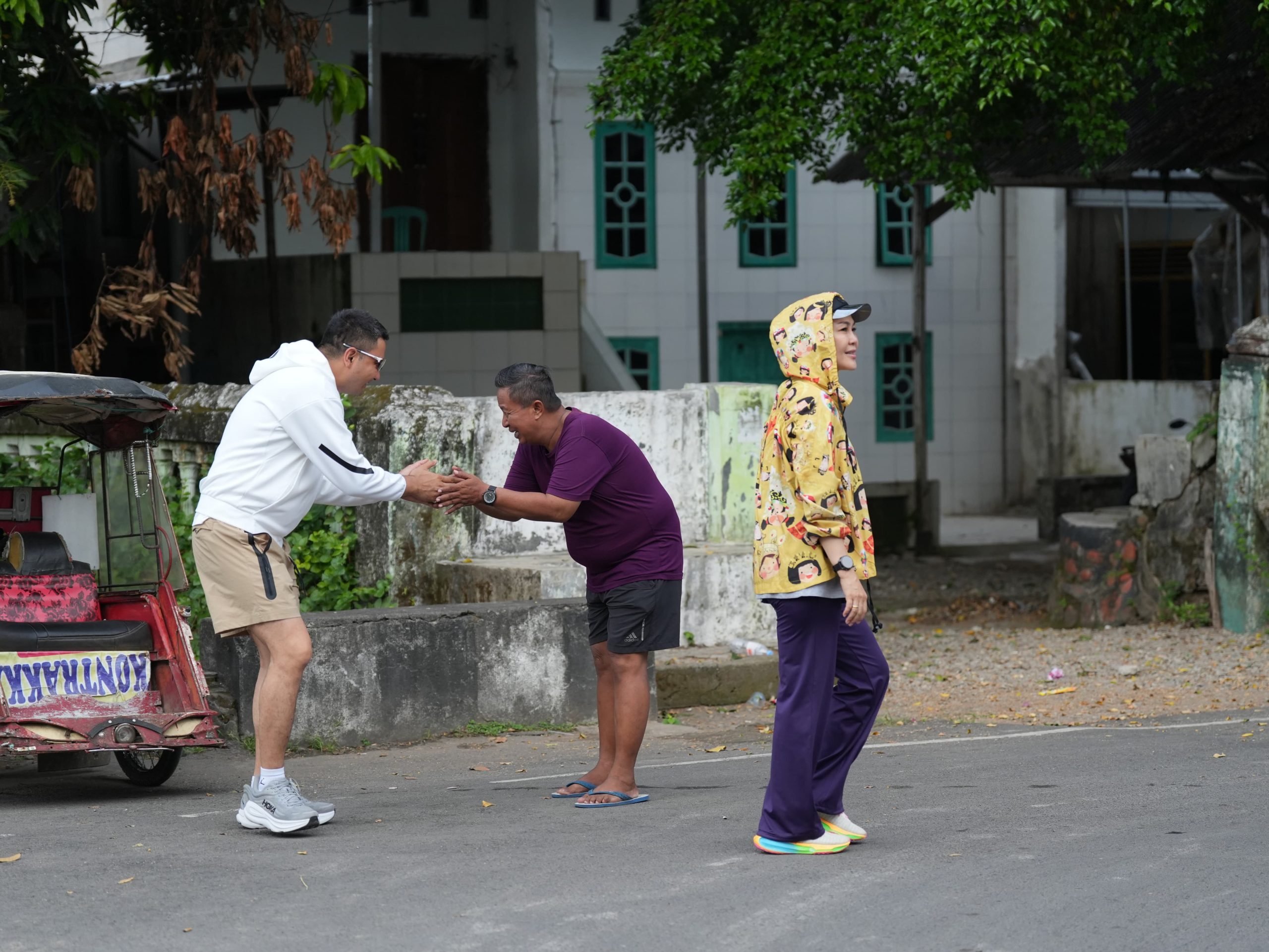 Tunjukkan Kedekatan dengan Masyarakat, Kapolres Gowa Jogging Pagi Sambil Sapa Warga
