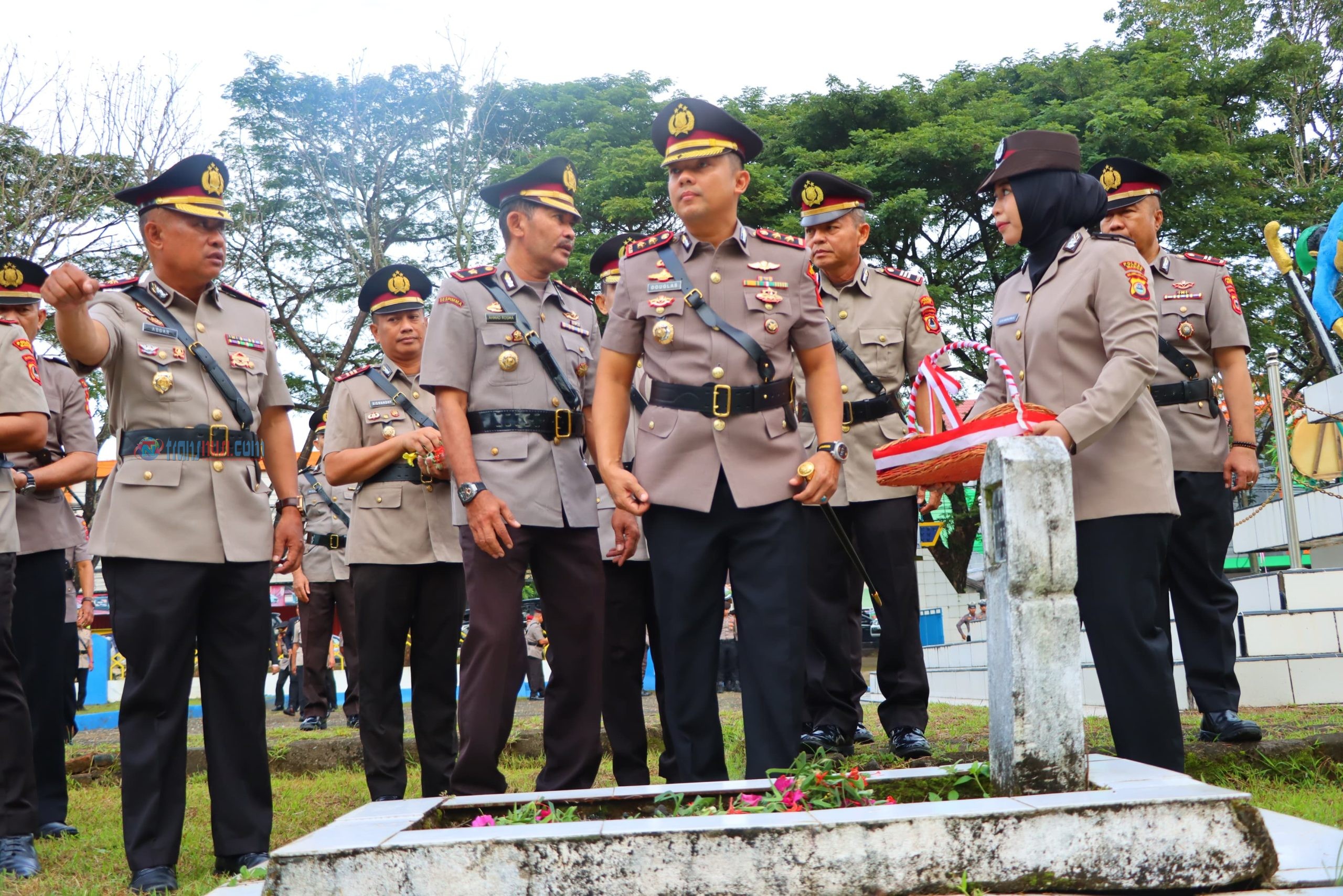 Jelang HUT Bhayangkara ke-79, Polres Maros Gelar Ziarah Rombongan ke TMP Maros