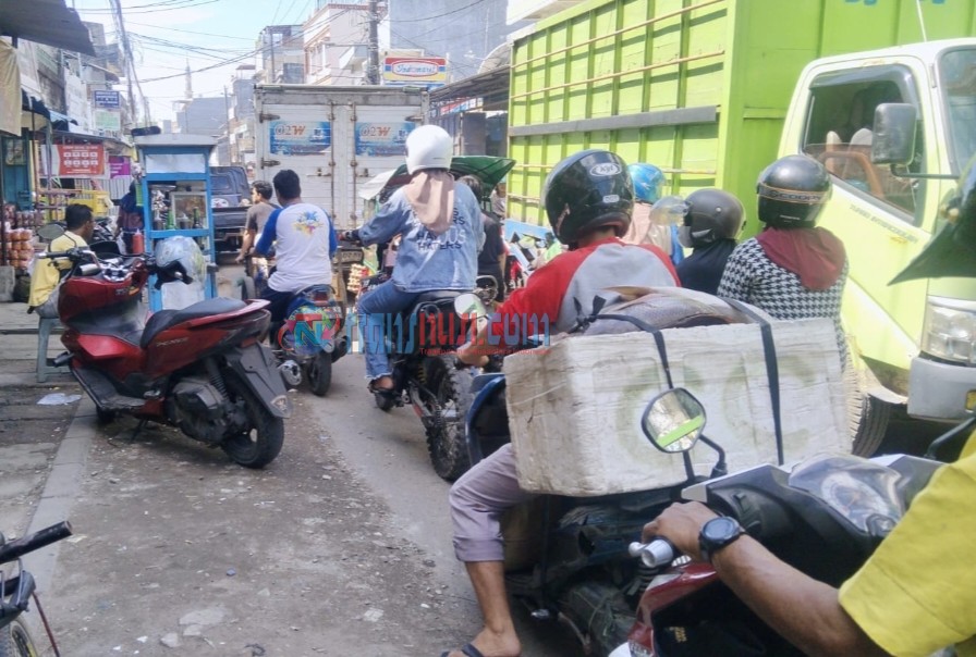 Kemacetan Kronis di Gusung: Aktivitas Bongkar Muat Toko Caplok Badan Jalan