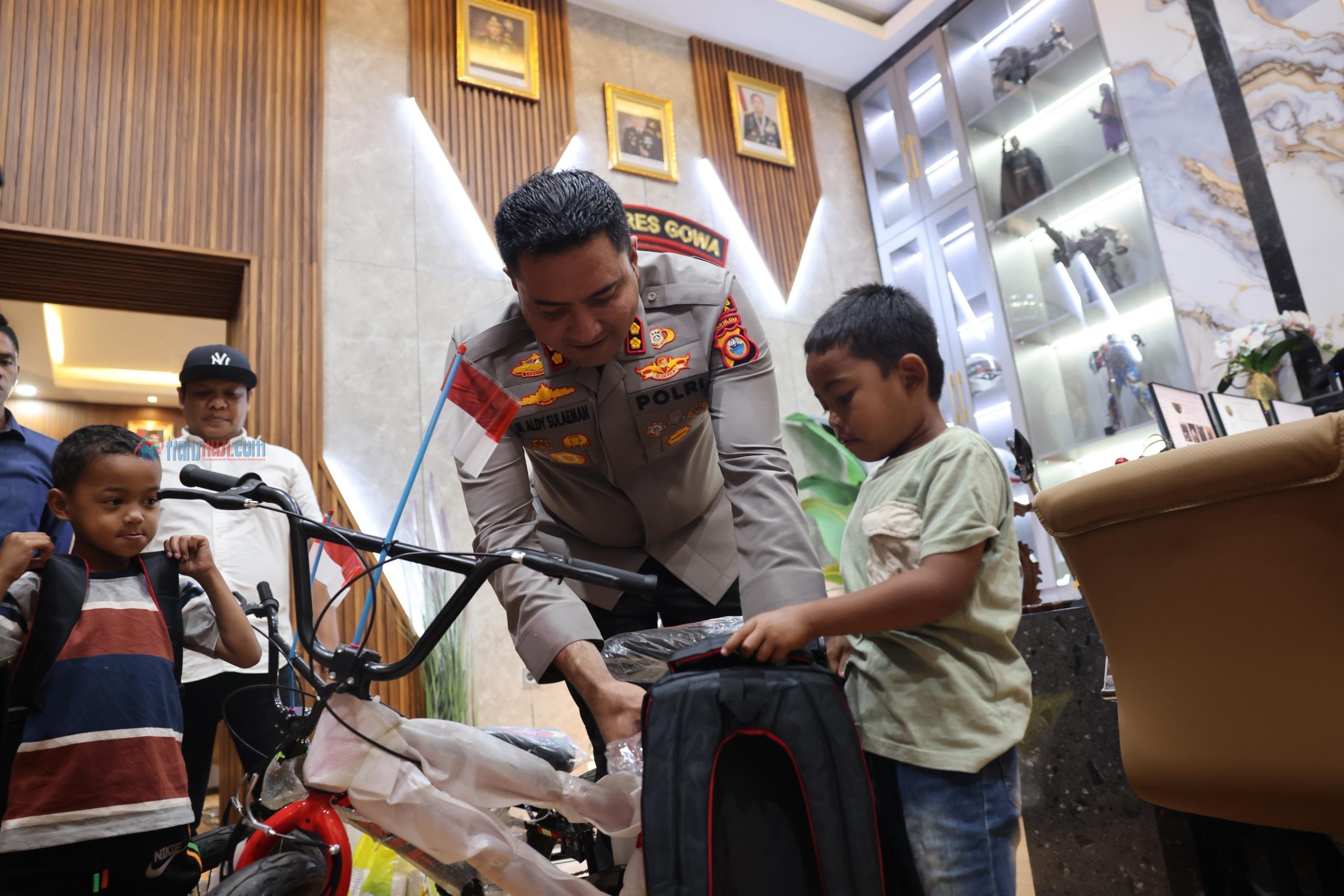 Viral Karena Memungut Sisa Makanan, Dua Bocah ini Dapat Kejutan Spesial Dari Kapolres Gowa