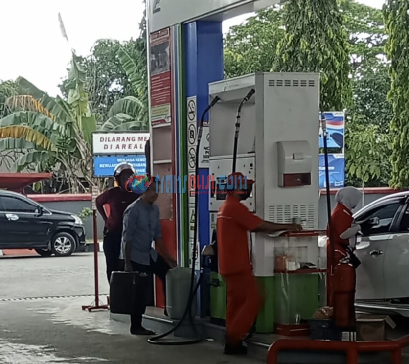 SPBU 74-92106 Bontonompo Diduga Kerjasama Dengan Mafia BBM Bersubsidi Melalui Jerigen Dan Diangkut Mobil Mewah