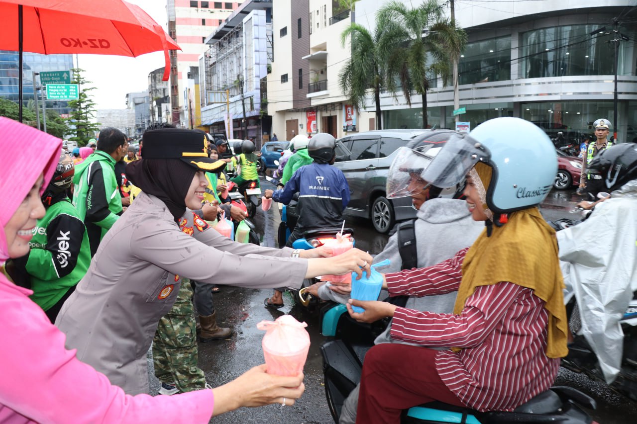 Sinergi Ramadan: Polres Pelabuhan Makassar Gandeng Ojol, Mahasiswa dan Buruh Bagikan Ribuan Takjil