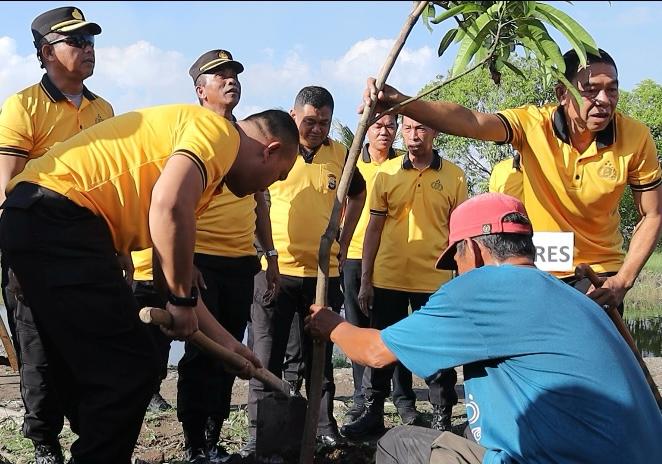 Polres Bulukumba Bersihkan Pantai Ela-Ela Sambut Hari Bhayangkara ke-80
