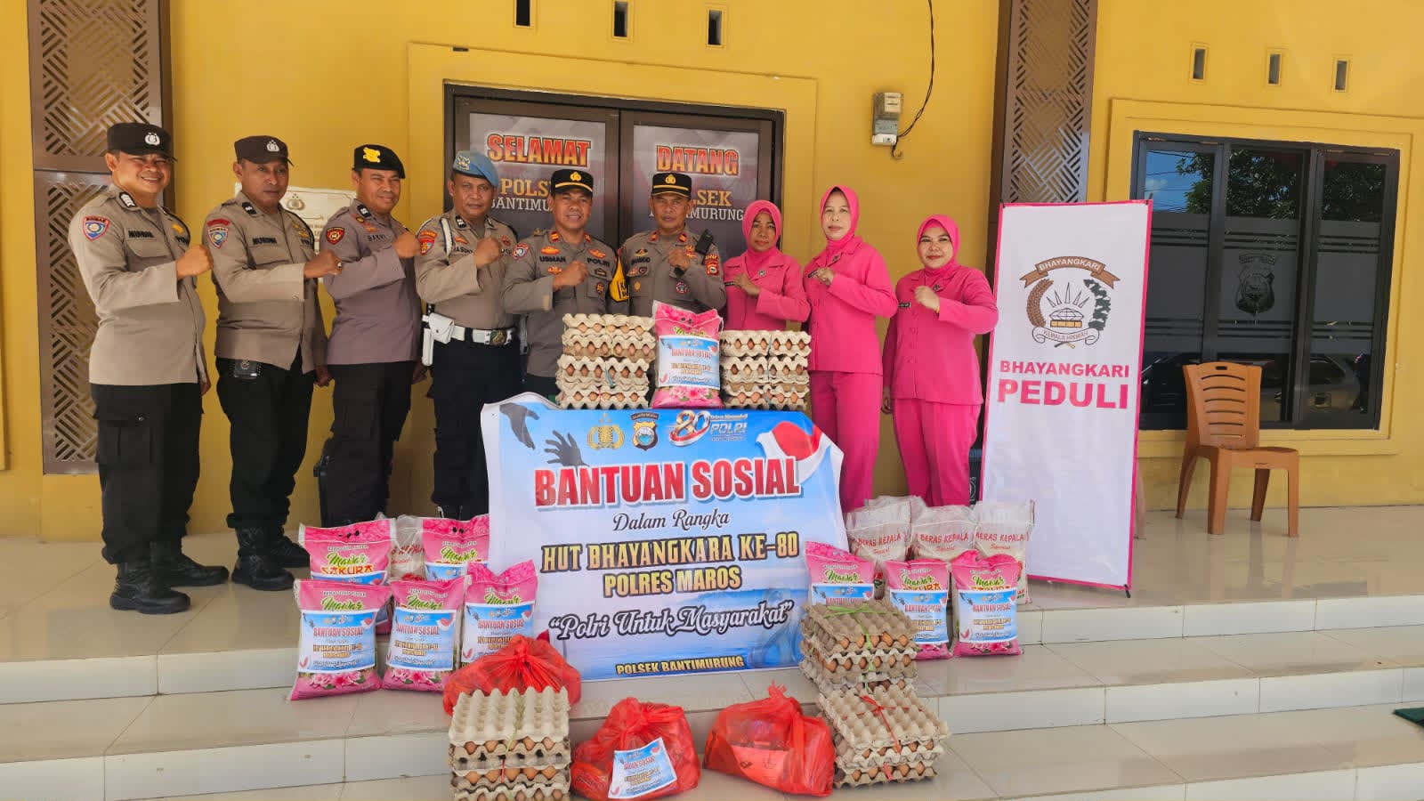 Polsek Bantimurung Sentuh Hati Warga, 25 Paket Sembako Disalurkan Door to Door