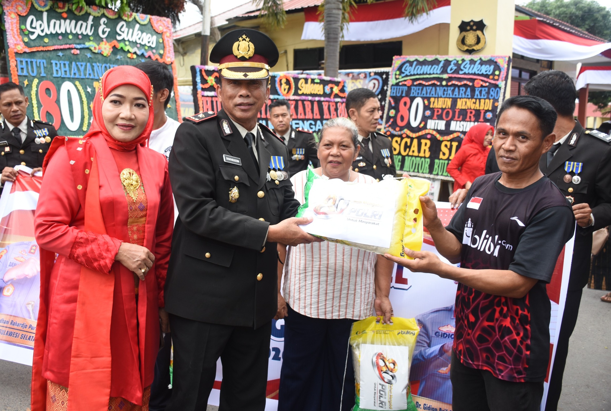 Polres Bulukumba Tebar Beras Gratis Sambut Hari Bhayangkara ke-80