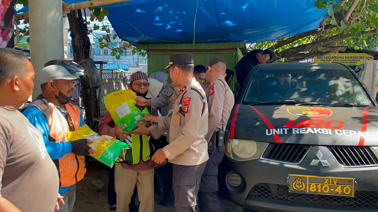 Polres Maros Bagikan Sembako untuk Ojek, Jukir dan Warga Kurang Mampu
