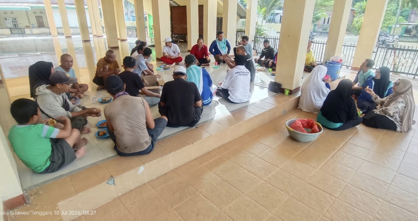 Warga Watuliandu Kompak Bersihkan Masjid Lewat Jumat Bersih