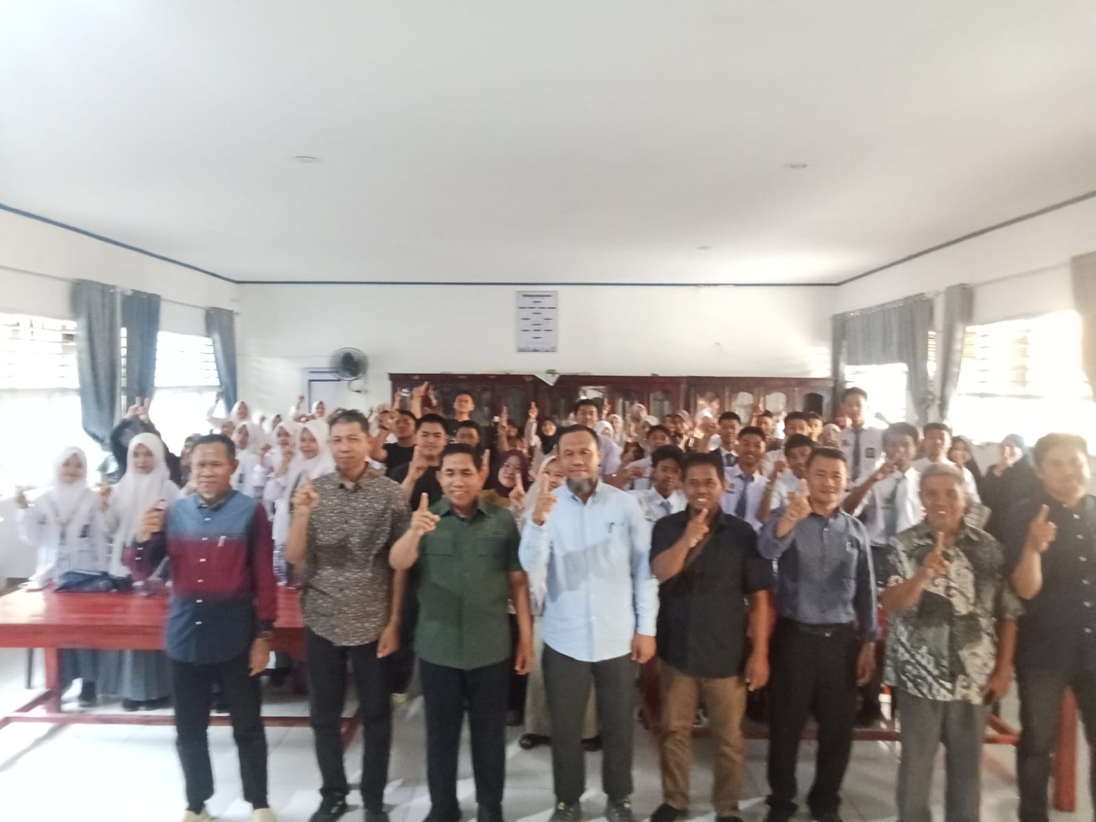 Achmad Daeng Se’re Serahkan PIP dan Tenda Pramuka di SMAN 1 Takalar
